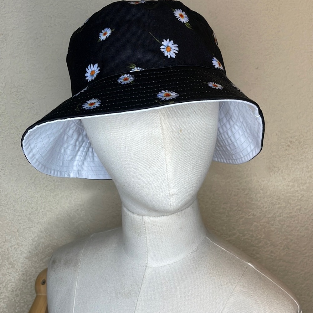 Alice + Olivia daisy  reversible bucket hat